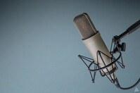 Manlig rstskdespelare skes till inspelning av voice over 