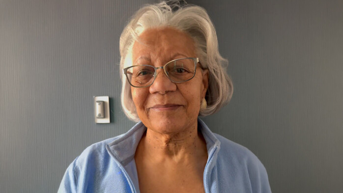 60+ och gillar smycken? Recensera  snurrebuss (bakstycke av ett örhänge)