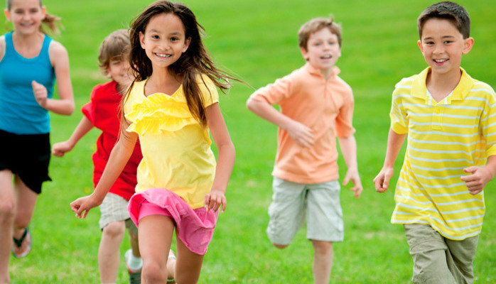 8 rig Pojke med Svart Hr Skes till Dramakomedi!