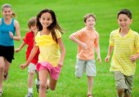 8 rig Pojke med Svart Hr Skes till Dramakomedi!