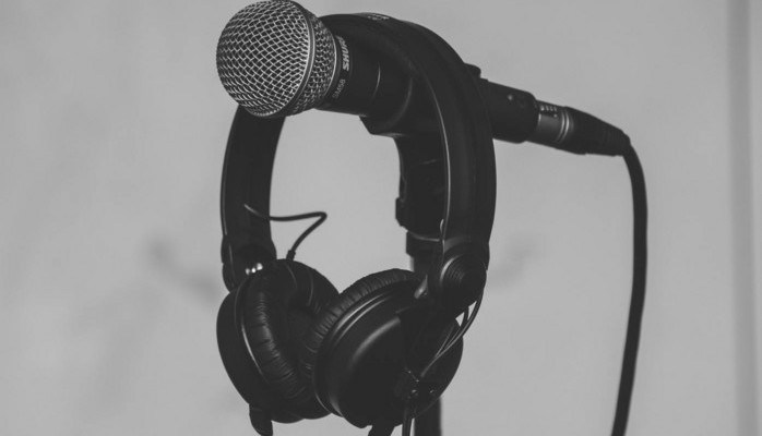 Man o kvinna skes till en reklamfilm fr dressing - ink voice over