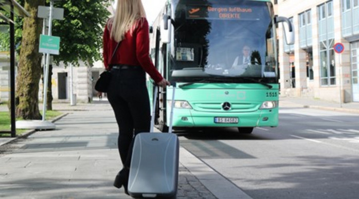 Søker en skuespiller og fire statister til flere reklamesnutter for Flybussen