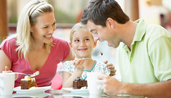 Sker etter en familie og et vennepar til reklamefilm