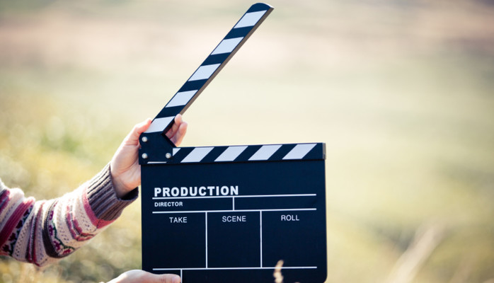 Sker flere skuespillere og statister til en student kortfilm. 