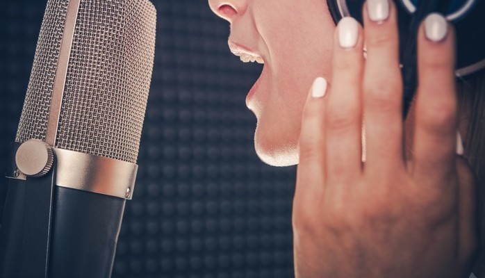 Sker svensktalende person til innspilling av en voiceover