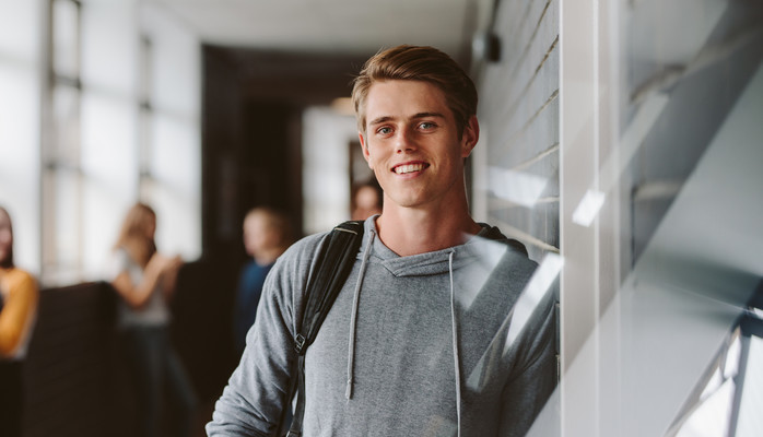  Unge gutter- 15-17 r med utrykksfulle ansikter skes til varm og fin reklamefilm