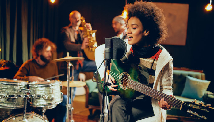100 års-kampanje  *   En ung kvinne 20 - 30 år singer/songwriter - og 4 venner i 20-årene