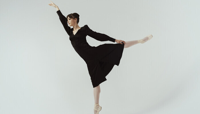 100 års-kampanje * Scene Dansegulv:  *   En ung kvinne på 20 - 30 år - eventuelt danse erfaring