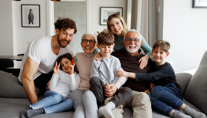 * Bestemor/bestefar med barnebarn  skes til fin kampanjefilm for Sykepleierforbundet