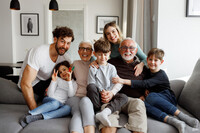 * Bestemor/bestefar med barnebarn  skes til fin kampanjefilm for Sykepleierforbundet