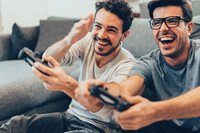 MANN i alder 25-35som ser ut som en som driver myyye med gaming skes til reklamefilm