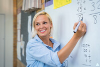 Menn og kvinner 30-til 50 r skes til  spille lrere p en skole