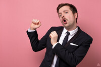 MIKKEL 26-30 år skuespiller med naturlig funny bones og improv-ferdigheter