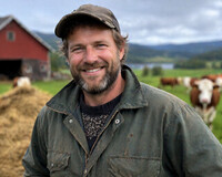 Norsk bonde 45-50 år i en humoristisk sketsj