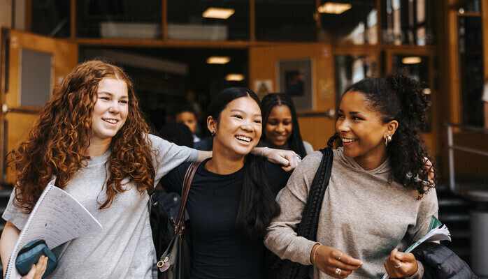 STAVANGER -  To energiske og utadvendte jenter i alder 17-19 år som kan sykle søkes