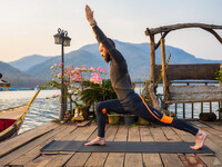 Ung mann søkes til å spille en typisk treningsinfluencer på sosiale medier i ekte selfievideo-stil