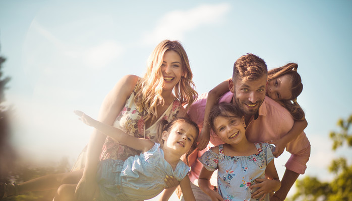 Vi ser etter en familie p 3-4 personer - barn 7-13 r - foreldre 40-60 r