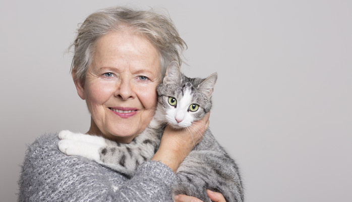 Sker kvinnor som har en katt till reklamfilm fr frskringsbolag!