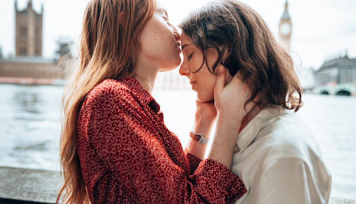 Sker nu tjejer 20-25 r som kan kyssa varandra till reklamfilm fr mediamyndighet!
