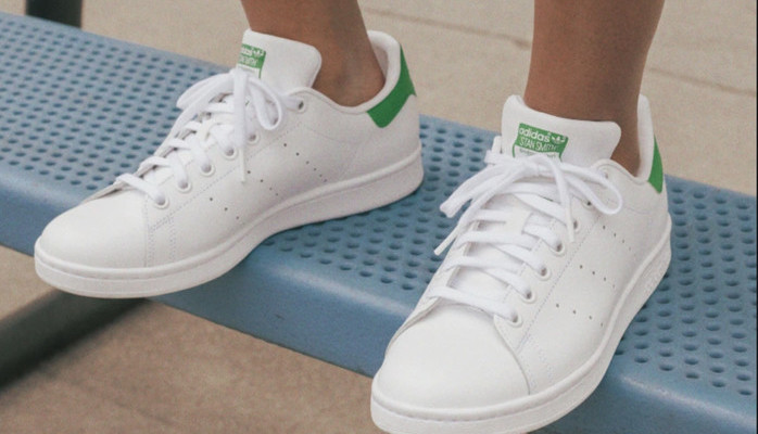 Sker tv tjejer och en kille fr sneakersreklam! 