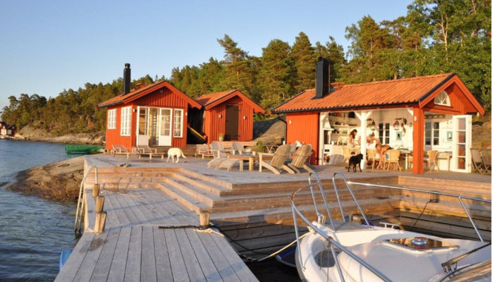 Sommarstlle med brygga i Stockholmsomrdet