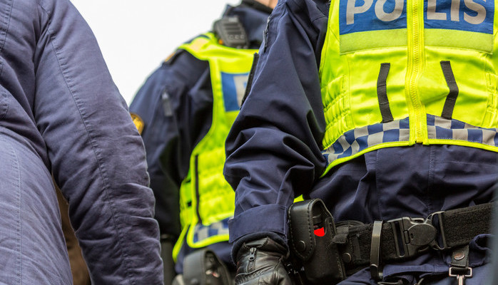 AKUT! Uniformerade poliser till mndag skes!