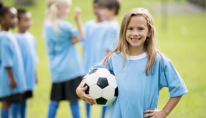 Barn 9-15 skes som fotbollsspelare i reklamfilm fr sportkedja