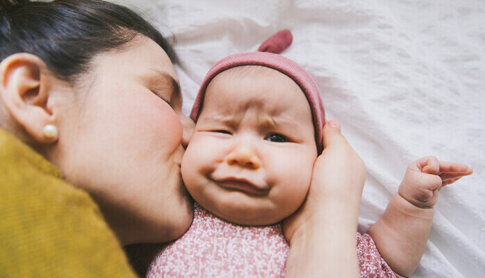Bebisar tillsammans med mamma och pappa för blöjreklam