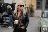 Bring: Rocka voksen dame (70+) til et gøyalt filmopptak!
