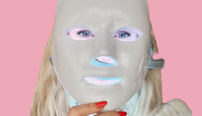 Kvinnelig UGC content creator skes for Meta-markedsfringskampanje