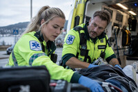 Ekte ambulansepersonell til humorserien Helt Perfekt!