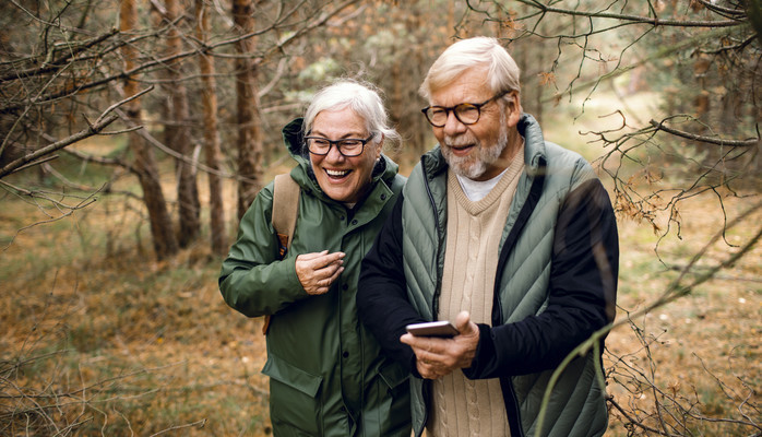 ldre man och kvinna som ska kra en bil p land
