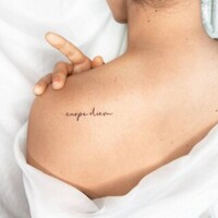 Carpe Diem-tatuering till reklams-fotografering