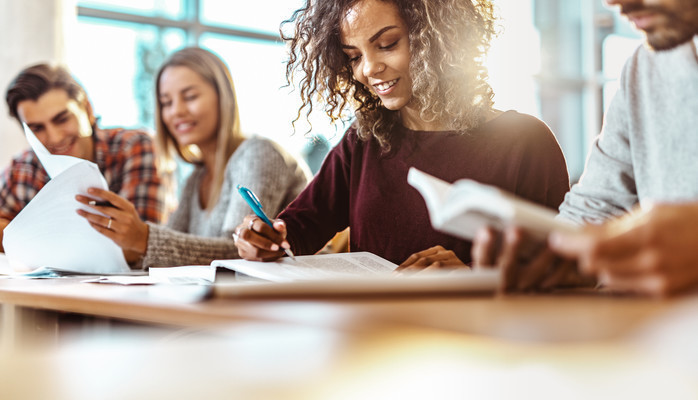 Statister i alla åldrar till reklamfilm för elektronikkedja