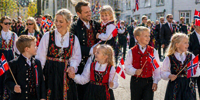 Familie med barn med klassisk 17. mai antrekk 
