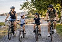 Familie m/sykkel til stillsopptak