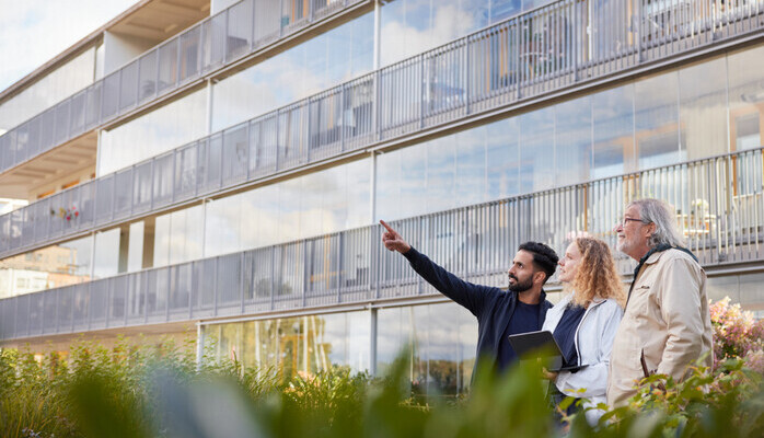 Grannar och fastighetssktare vinter i bostadsrttsfrening