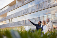 Grannar och fastighetssktare vinter i bostadsrttsfrening