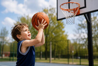 Gutt 4-6 år som skal kaste en basketball