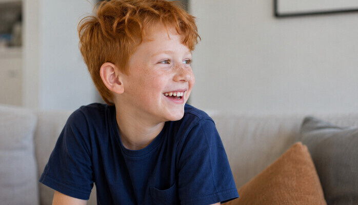 Gutt (6–12 år) — rødt hår