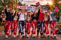 Gutter og jenter med egne russebukser á 2026 til legeserien «LIS» på NRK