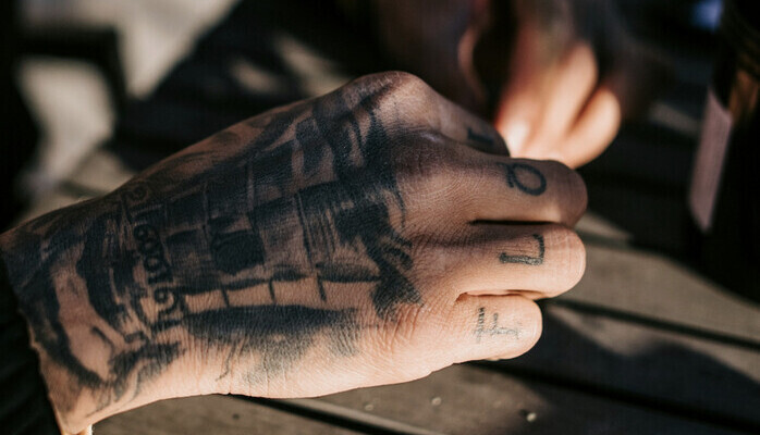 Handmodell med tatueringar skes till pizzareklam