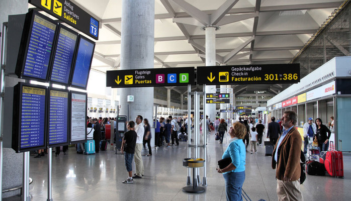 Statister i alle aldre til flyplass scene 
