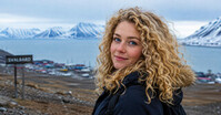 Kvinne 25–35 år med blå øyne til en reklameproduksjon på Svalbard!