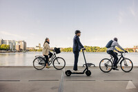 Mamma/Pappa med barn 6-8 r som kan cykla skes till reklamfilm fr optikerkedja. 