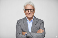 Män 50-60 år sökes till reklamfilm för bank, Inspelning Bukarest