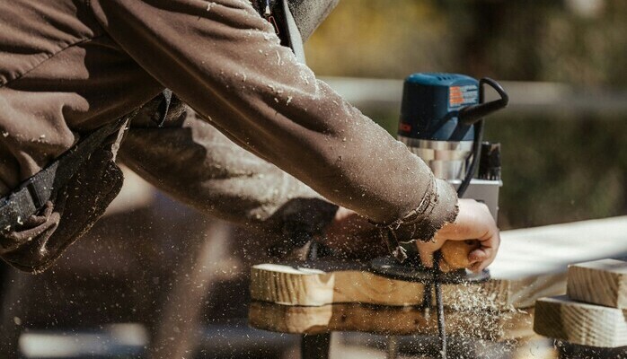 Män sökes för reklamfotografering åt byggfirma.