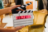 Kvinna skes till reklamfilminspelning