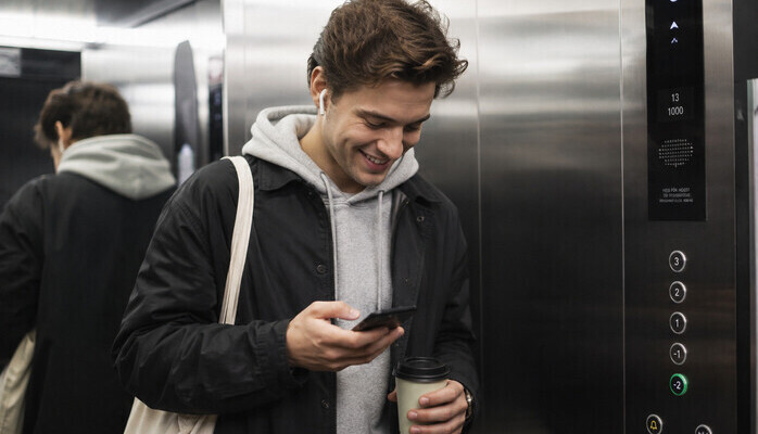Mann (20-25) i heis med en energisk og trendy vibe til en spennende reklameinnspilling i Oslo