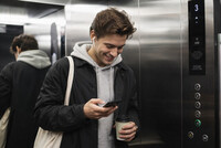 Mann (20-25) i heis med en energisk og trendy vibe til en spennende reklameinnspilling i Oslo
